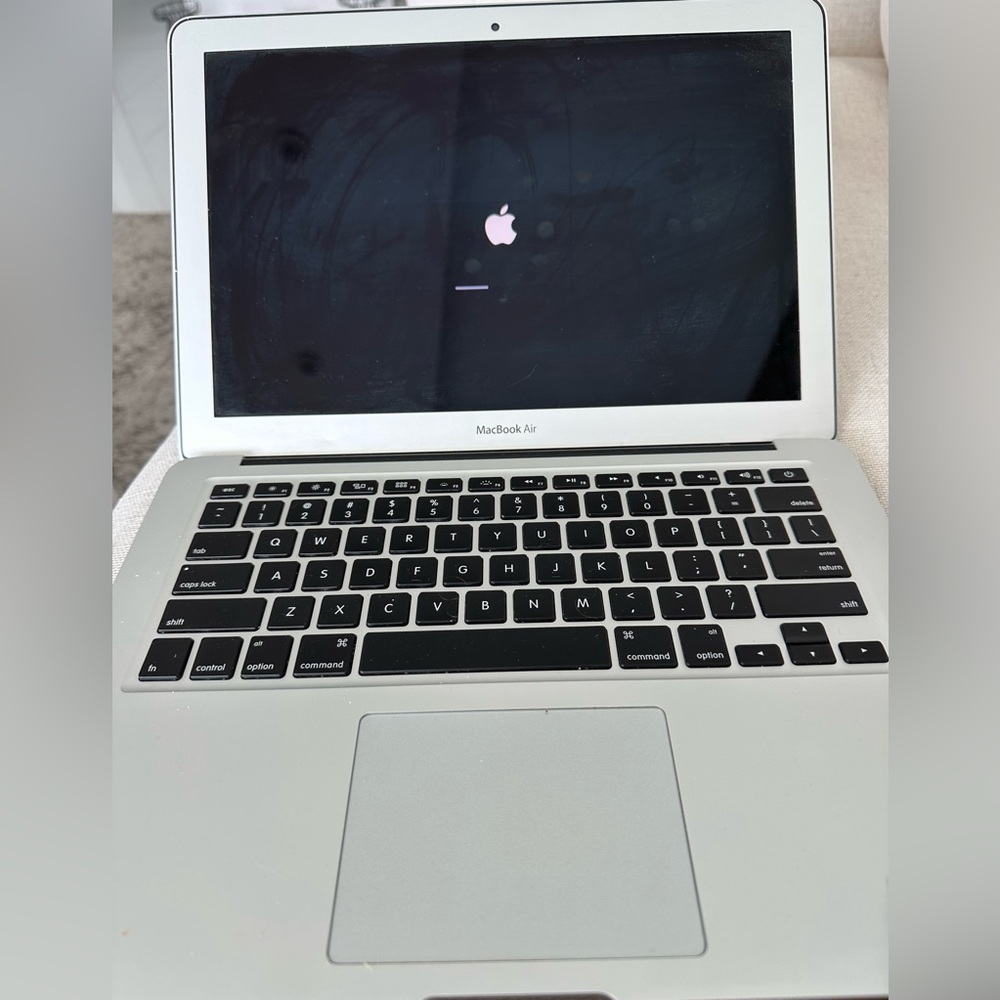 Apple MacBook Air 13.3 Silver Laptop with Slim Design. 2017 1.8GHZ/8GB/128GB - Picture 10 of 12